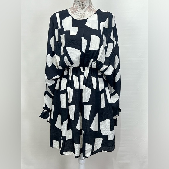 🛍️CES FEMME Black abstract print bat wing dress size M. - Picture 9 of 13